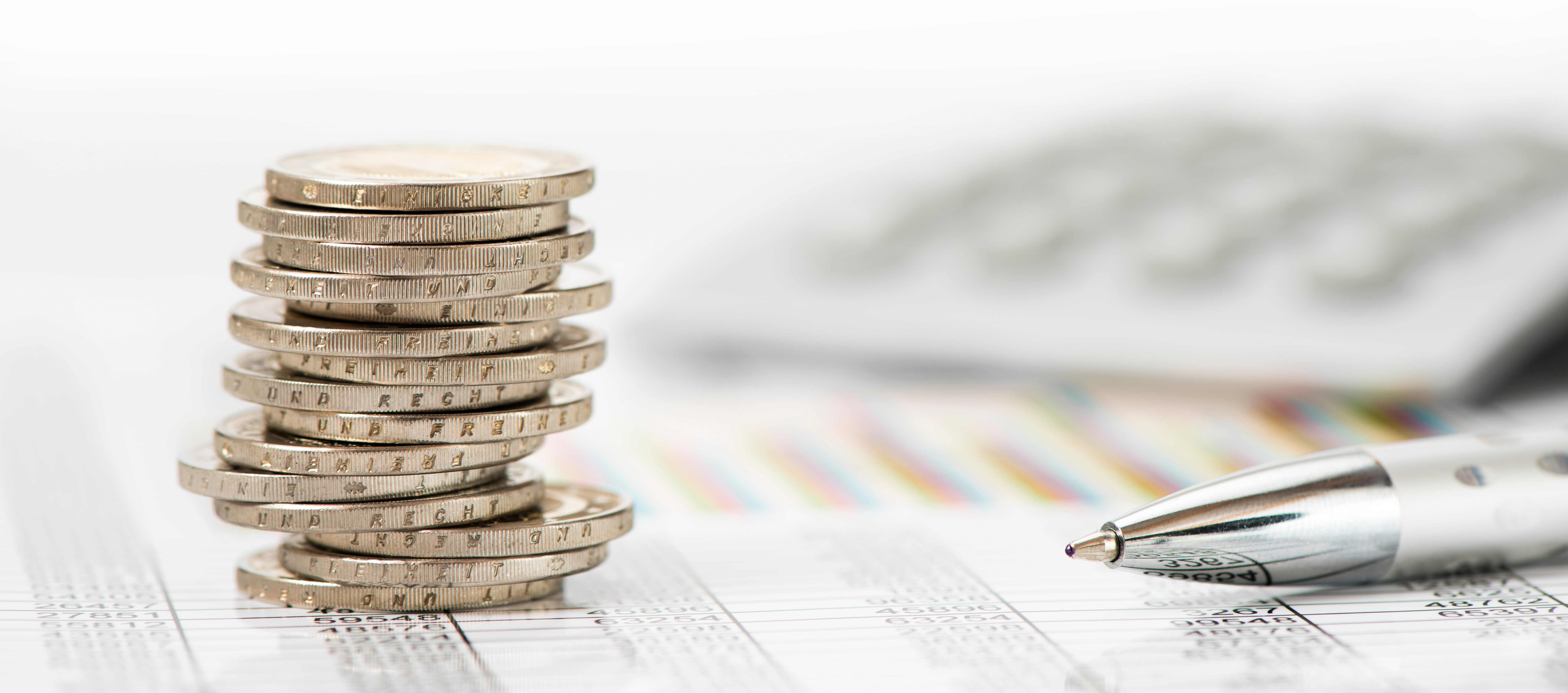 stapel euro münzen auf chart und zahlentabelle