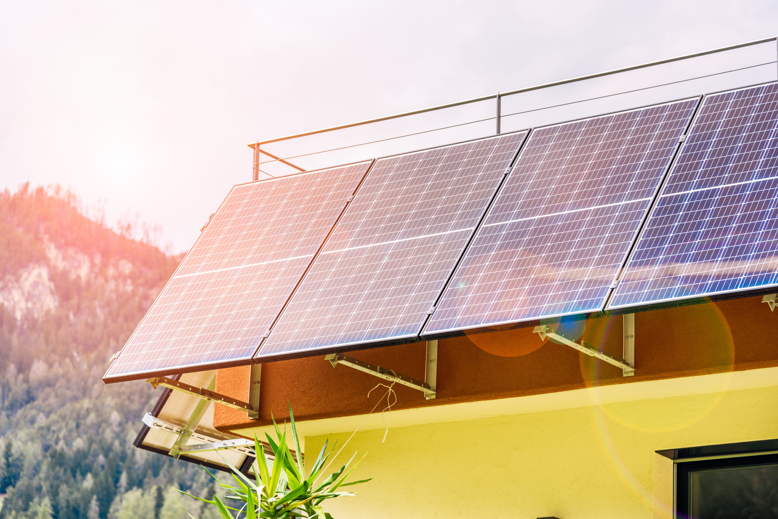 Sonnenkollektoren rund um die Dachterrasse eines Hauses in den Bergen. Konzept der erneuerbaren Energien. Linsenreflexe.