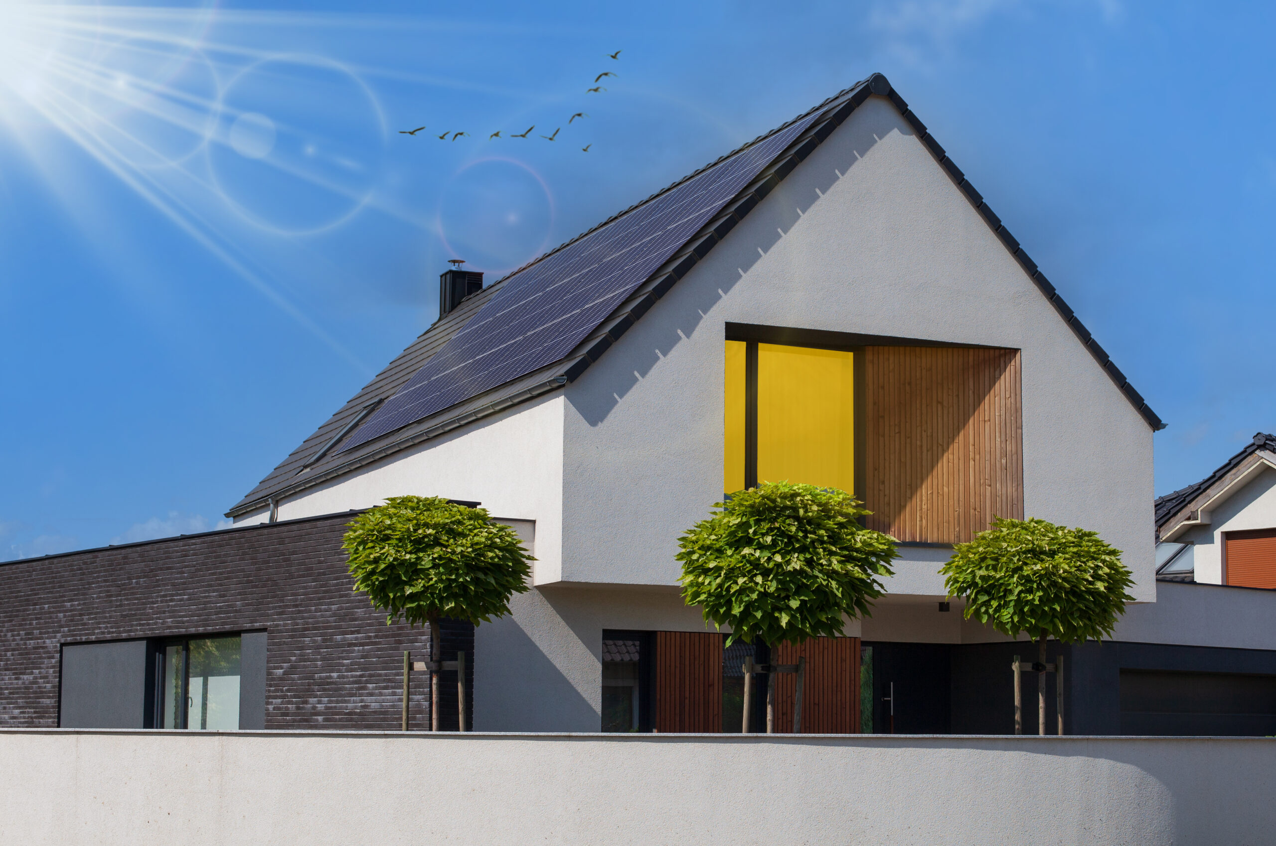 Modernes Haus mit Solarmpdulen und Pool. Klarer Himmel und strahlender Sonnenschein.
