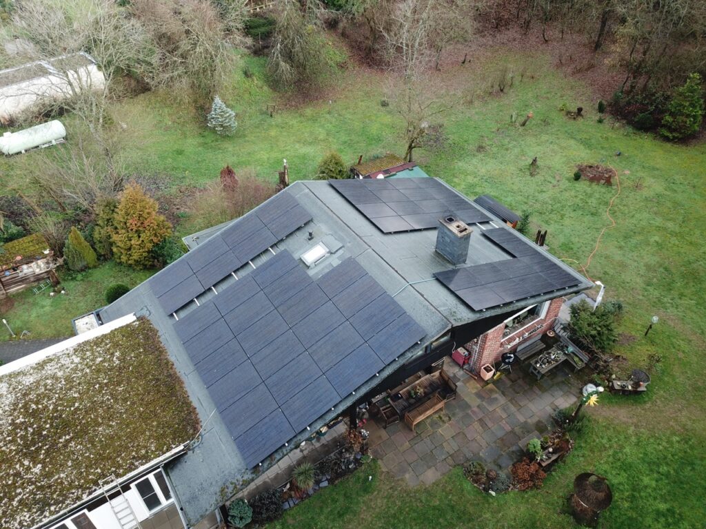Solaranlage auf einem Dach. Drohneaufnahme