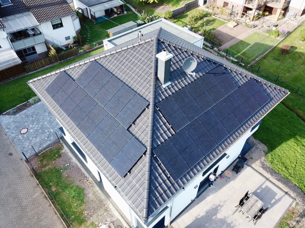 PV-Anlage auf einem grauen Zeltdach