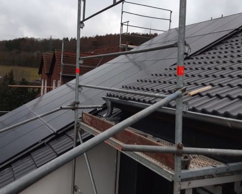Seitenansicht einer Dachanlage in Hemer. Gerüst steht aufgebaut am Dach.
