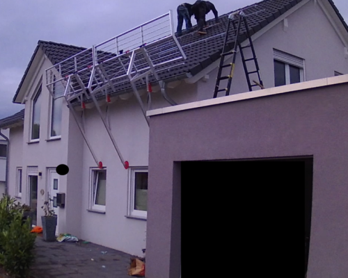 2 Männer montieren die Unterkonstruktion für eine PV-Dachanlage in Weiperath.